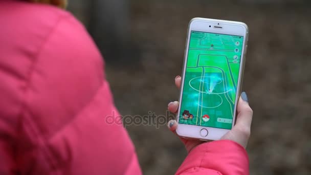 Samara, Rusya Federasyonu - 28 Kasım 2017: kadın oyun pokemon onun iphone gidin. Pokemon artar gerçeklik unsurları ile multiplayer oyun gitmek — Stok video