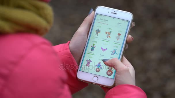 Samara, Federacja Rosyjska - 28 listopada 2017: Kobieta draconius gry przejść na jego iphone. draconius go multiplayer gra z elementami rzeczywistości rozszerzonej — Wideo stockowe