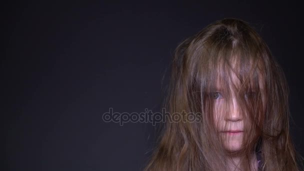 Retrato de archivo chica infeliz con el pelo desordenado . — Vídeos de Stock