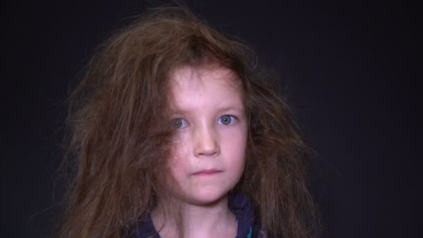 Filmagem retrato menina infeliz com cabelo bagunçado . — Vídeo de Stock