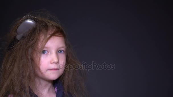 镜头肖像不愉快的女孩凌乱的头发. — 图库视频影像