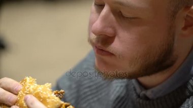 kafede oturan hamburger yeme genç hipster adam