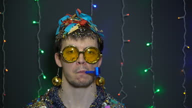 Görüntüleri mutsuz adam bir tatil sırasında ya da bir partide.