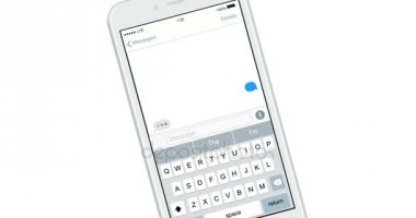 Beyaz arka plan üzerinde izole metin mesajıyla gerçekçi akıllı telefonlar