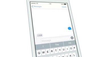 Beyaz arka plan üzerinde izole metin mesajıyla gerçekçi akıllı telefonlar