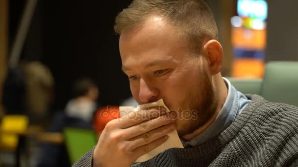 Young man wipes his mouth with a napkin after dinner — Stock Video