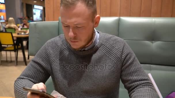 Jeune mec hipster types texte sur son smartphone — Video