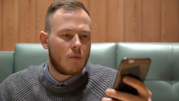 Ο νεαρός άντρας hipster τύπους κειμένου στο smartphone — Αρχείο Βίντεο
