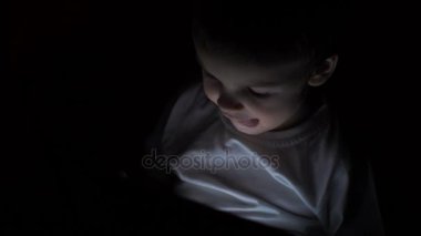 iki yaşında geceleri onun tablet çizgi film izlerken çocuk.