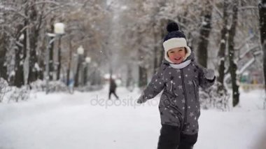 iki yaşında çocuk parkta kışın yürür..