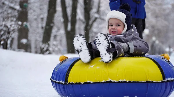 İki kış parkta boru üzerinde haddeleme yaşında çocuk.