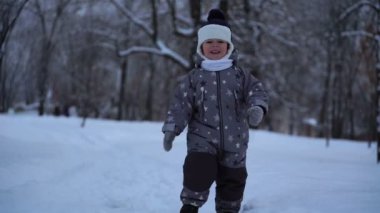 iki yaşında çocuk parkta kışın yürür..