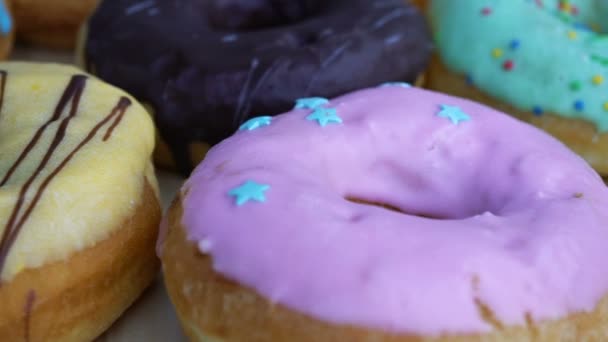 Donuts rotação de filmagem de perto . — Vídeo de Stock