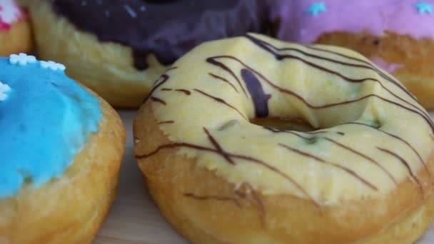 Donuts rotação de filmagem de perto . — Vídeo de Stock