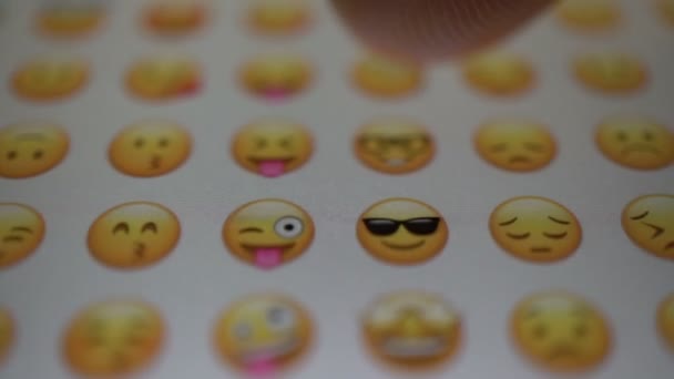 Ο άνθρωπος που κοιτάζει τα εικονίδια emoji σε ένα smartphone — Αρχείο Βίντεο