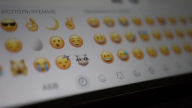 adam emoji simgeleri Smartphone'da görünüyor.