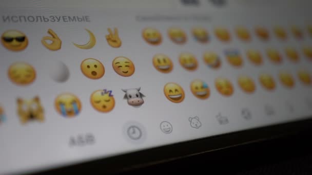 Uomo guarda le icone emoji su uno smartphone — Video Stock