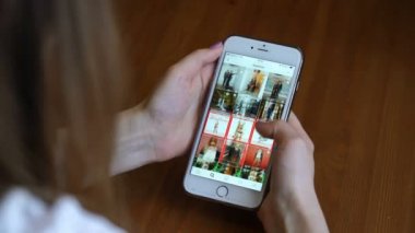 Samara, Rusya Federasyonu - 6 Mart 2018: İnstagram Beyonce iphone üzerinde kadın bakar.