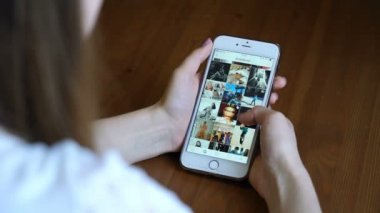 Samara, Rusya Federasyonu - 6 Mart 2018: İnstagram Kendall Jenner iphone üzerinde kadın bakar.