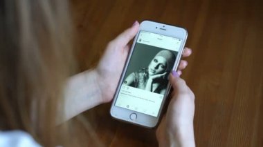 Samara, Rusya Federasyonu - 6 Mart 2018: İnstagram Taylor Swift iphone üzerinde kadın bakar.