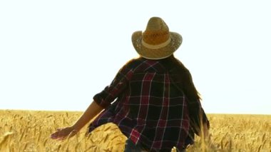 tarlada çalışan güzel bir kız. Ağır çekim 120fps. Özgürlük kavramı.