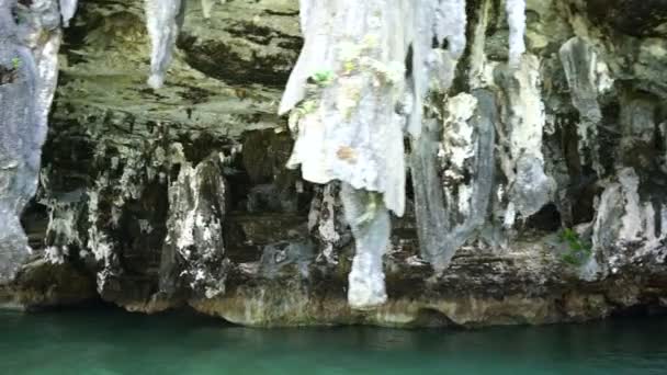 Estalactites no sopé das ilhas no oceano . — Vídeo de Stock