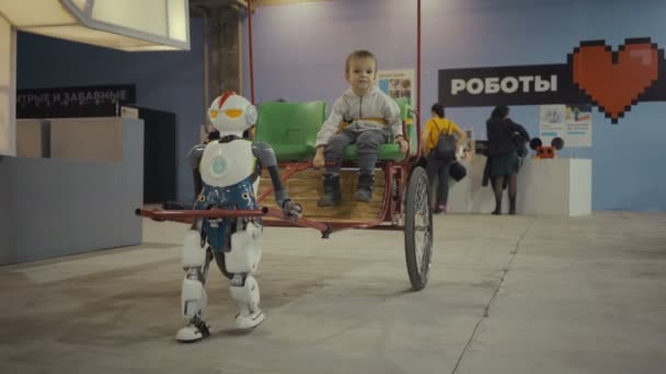 Samara, Rússia - 26 de abril de 2018: cidade robótica. cidade robô - exposição científica interativa de robôs — Vídeo de Stock