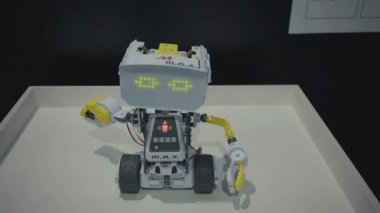 Samara, Rusya - 26 Nisan 2018: robot şehir. Robot Şehir - robotlar etkileşimli bilimsel sergi