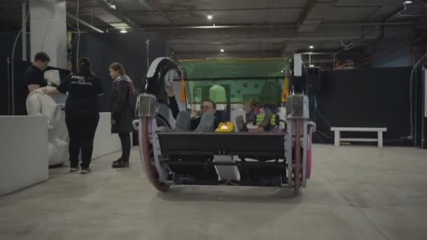 Самара, Російська Федерація - 26 квітня 2018: робот міста. Робот міста - інтерактивні наукових виставка роботів — стокове відео