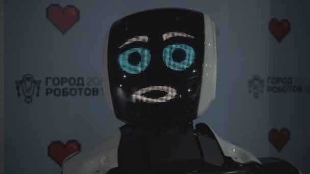 Samara, Rusko - 26. dubna 2018: robot město. Robot město - interaktivní vědeckou výstavu robotů — Stock video