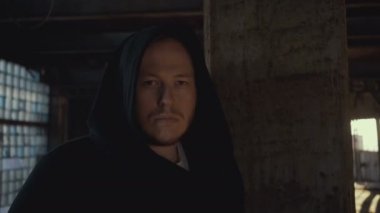 portre hipster adam kameraya bakan.