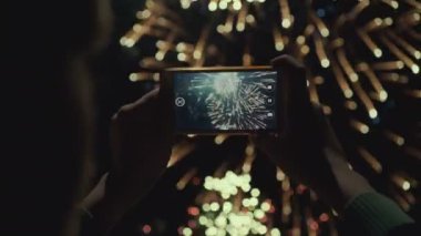 Fireworks gece gökyüzüne fotoğraf çekimi bir adam silüeti. Tatil onuruna güzel Selam.