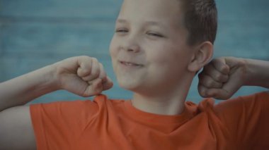 Kameraya bakarak mutlu çocuk duygularla, portresi