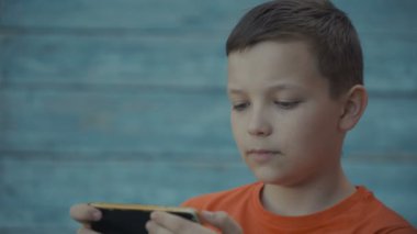 genç delikanlı Smartphone oyun oynama
