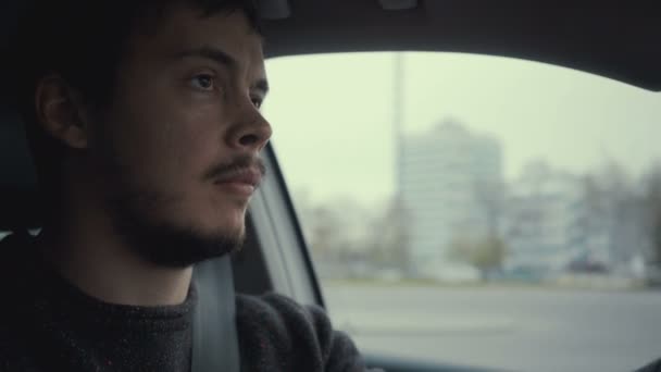 Μήκος σε πόδηα νεαρό άνδρα πίσω από το τιμόνι. — Αρχείο Βίντεο