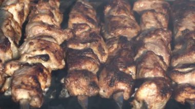 kömürlerin üzerinde şiş kebap yemek.