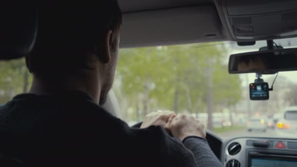 Záběry mladý muž za volantem. — Stock video