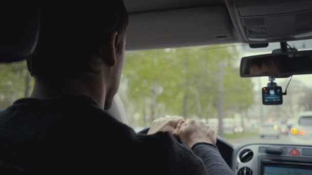 Footage young man behind the wheel. — Stock Video