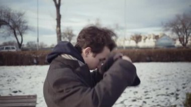 Çocuk kışın bir şapka taktı.