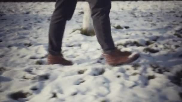 Close-up man voeten benen lopen in de winter — Stockvideo