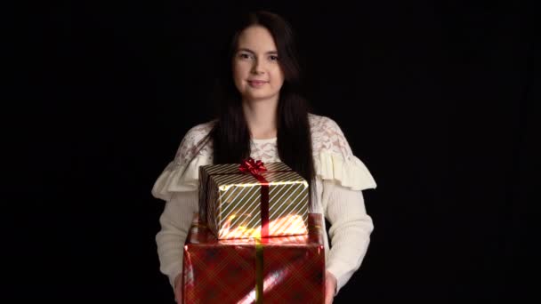 Jeune femme avec une boîte cadeau sur fond noir. coffret cadeau avec ruban blanc pour Bonne Année, Joyeux Noël, Saint Valentin, anniversaire . — Video