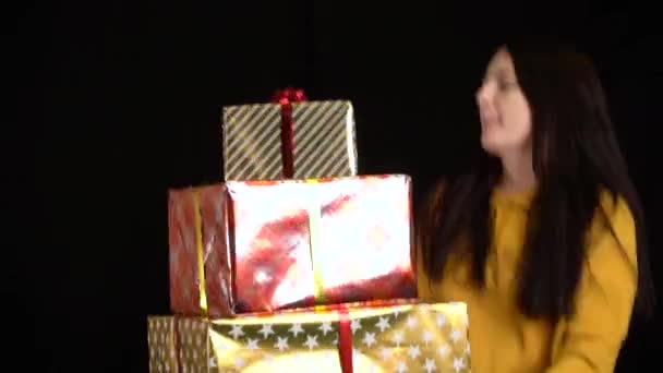 Ung kvinna med en presentask på svart bakgrund. Presentask med vitt band för gott nytt år, God Jul, Alla hjärtans dag, födelsedag. — Stockvideo