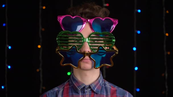 Retrato de un tipo con gafas divertidas — Vídeo de stock