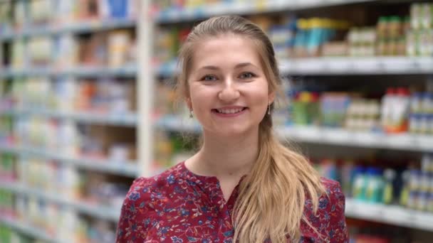 Portrait attrayant jeune femme dans le marché des supermarchés . — Video