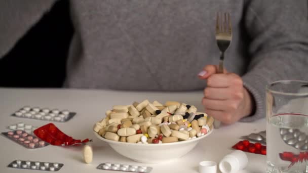 Meisje dat lepel neemt om tabletten uit kom te eten, farmaceutische producten — Stockvideo