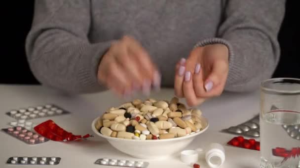 Niña tomando cuchara para comer tabletas de tazón, productos farmacéuticos — Vídeos de Stock