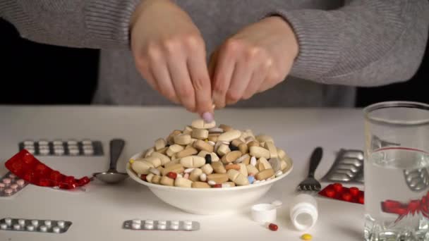 Chica con tabletas de cuenco, productos farmacéuticos — Vídeos de Stock