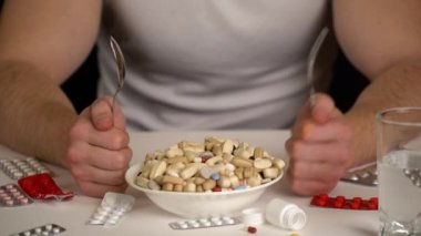 Erkekler kaseden, ilaç ürünlerinden, tabletten kaşık yiyorlar.