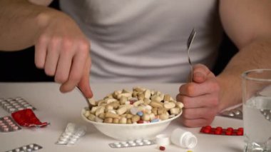 Erkekler kaseden, ilaç ürünlerinden, tabletten kaşık yiyorlar.