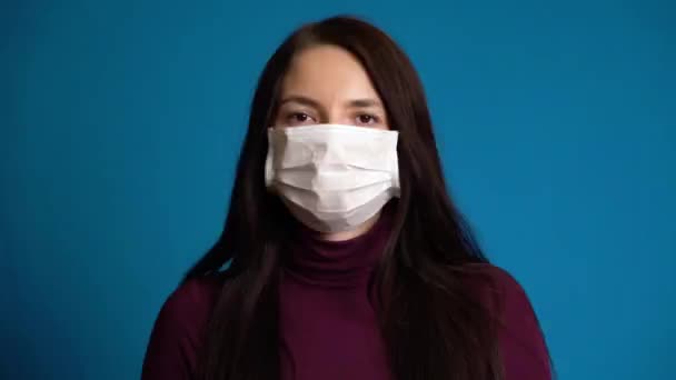 Женщина кашляет в маску — стоковое видео